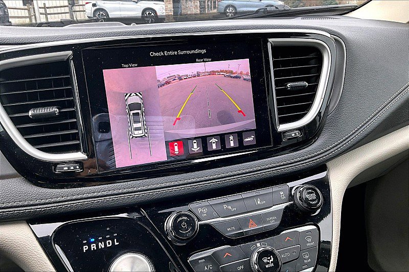 Used 2022 Chrysler Pacifica Touring-L w/ Uconnect Theater Family Group image 21