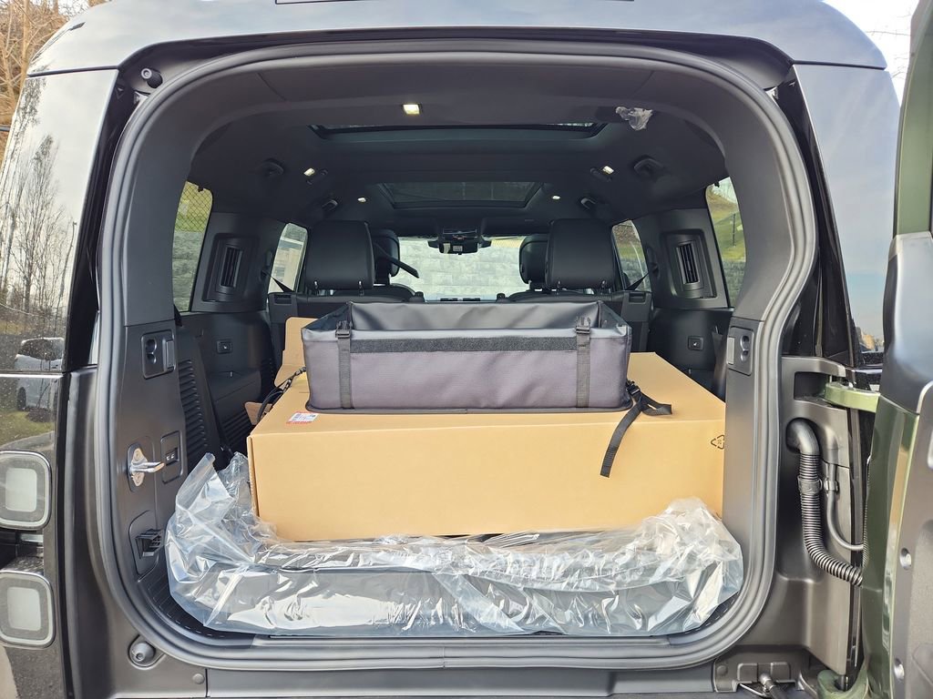 New 2026 Land Rover Defender 130 X-Dynamic SE image 13