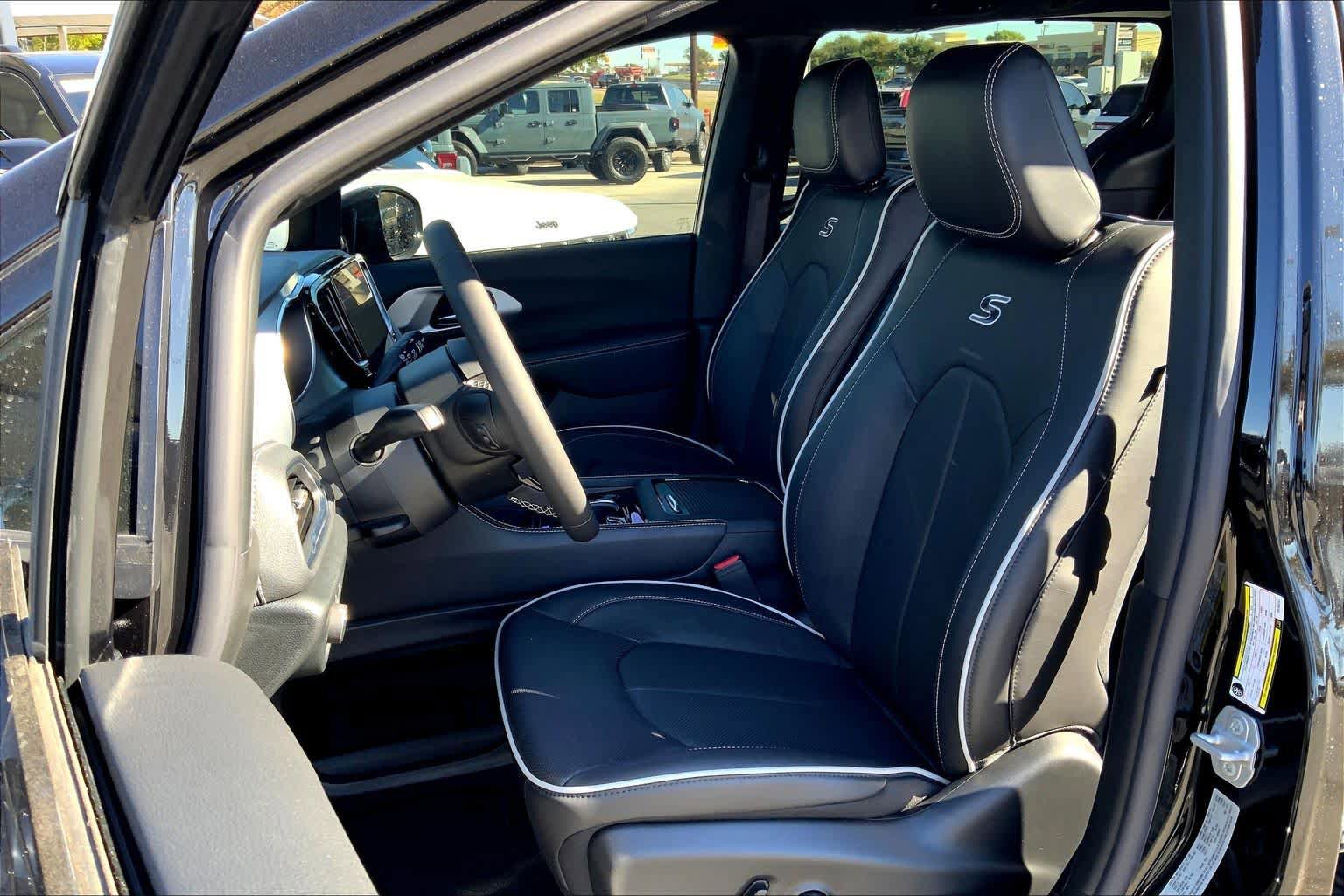New 2026 Chrysler Pacifica Limited image 8