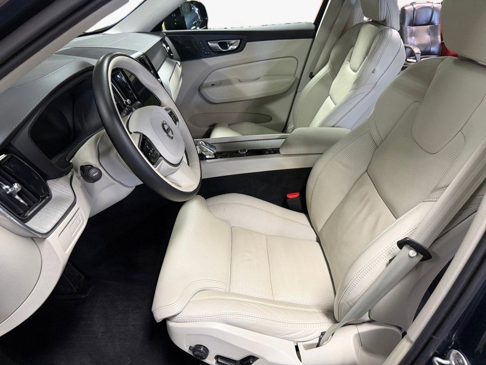 Used 2025 Volvo XC60 T8 Ultra w/ Protection Package Premier AWD/4WD image 11