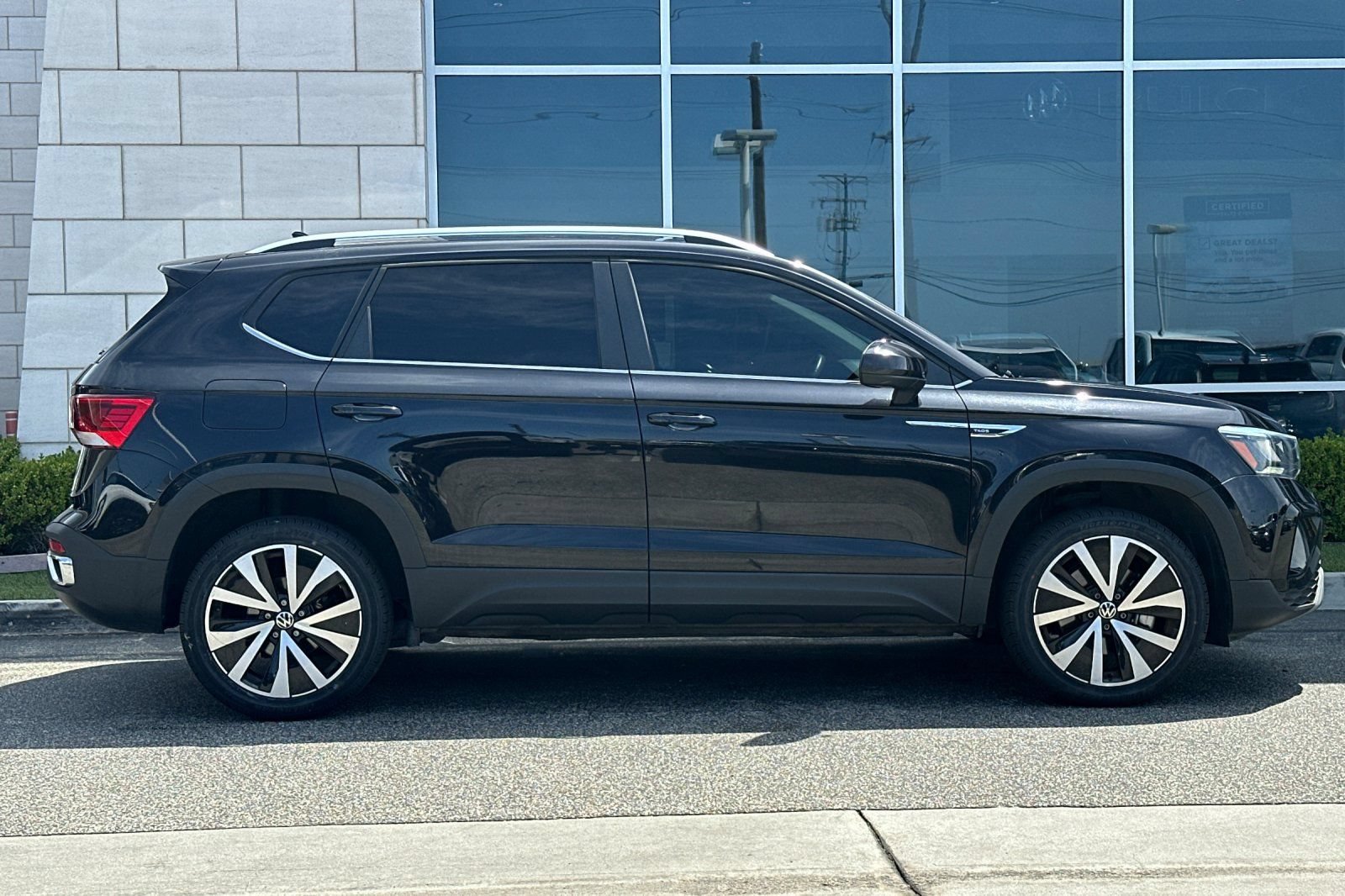 Used 2022 Volkswagen Taos SE FWD image 3