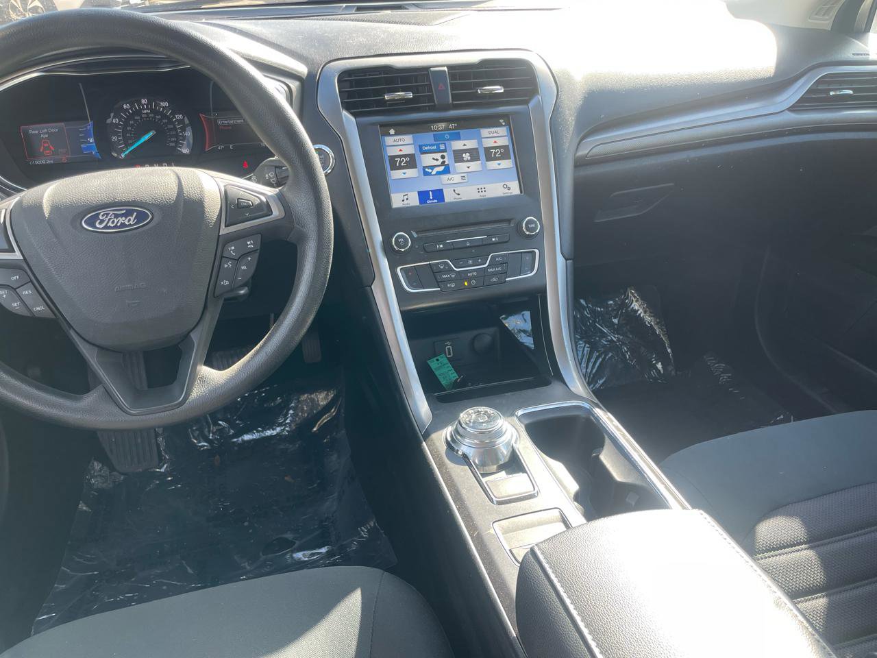 Used 2017 Ford Fusion SE w/ Fusion SE Technology Package image 38