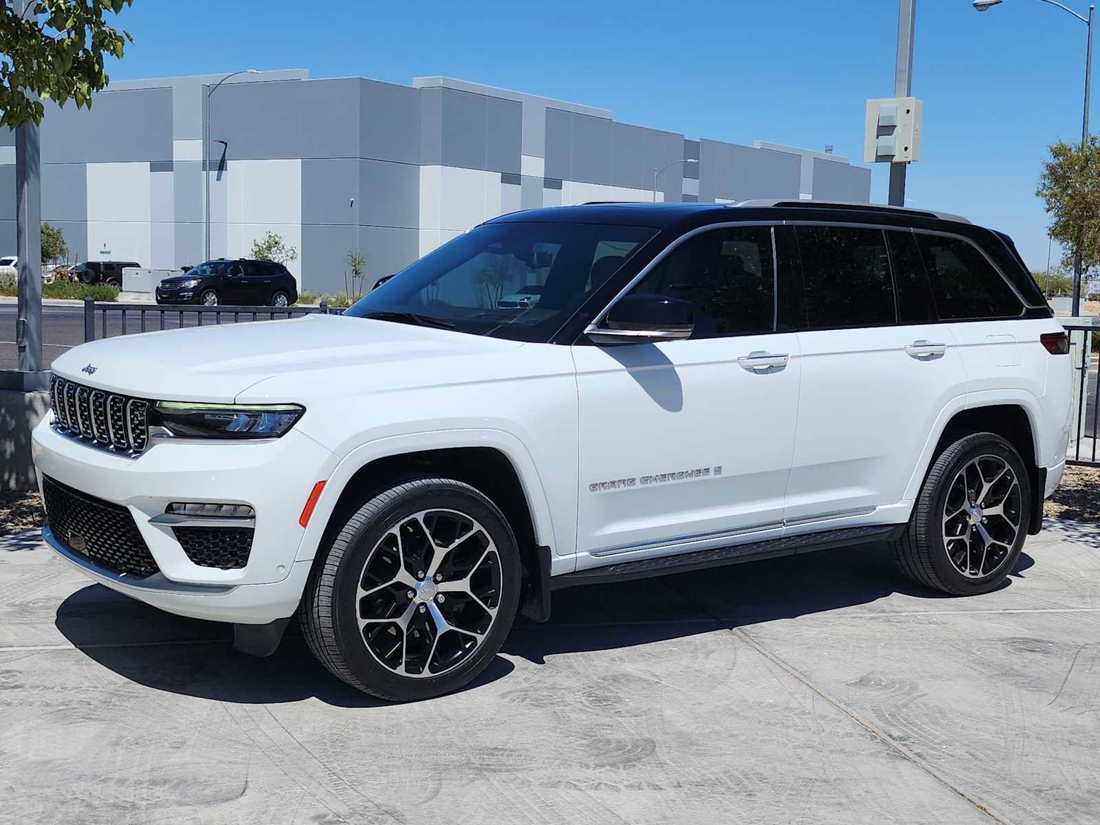 Used 2022 Jeep Grand Cherokee Summit AWD/4WD image 4