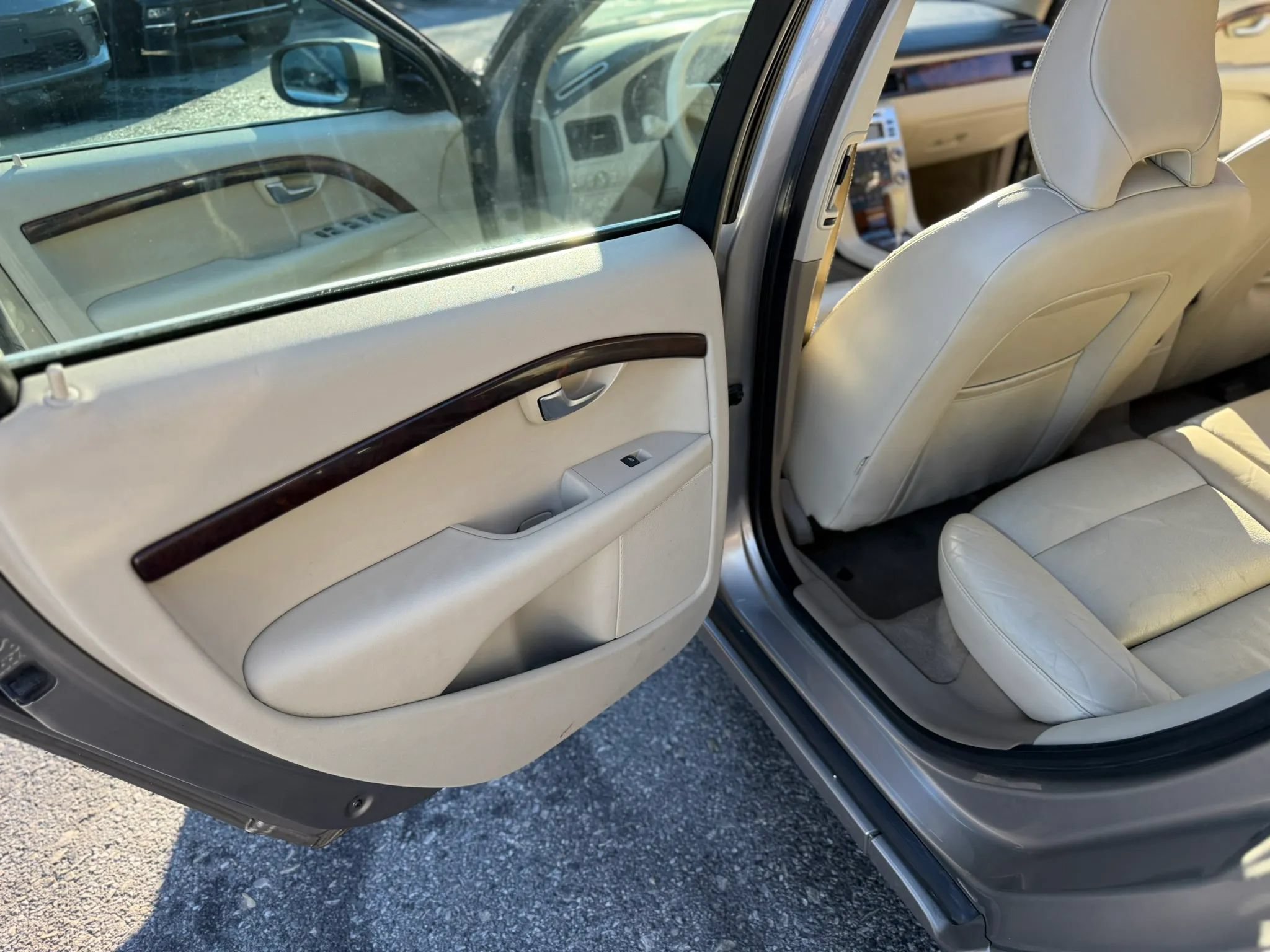 Used 2010 Volvo V70 R-Design FWD image 17