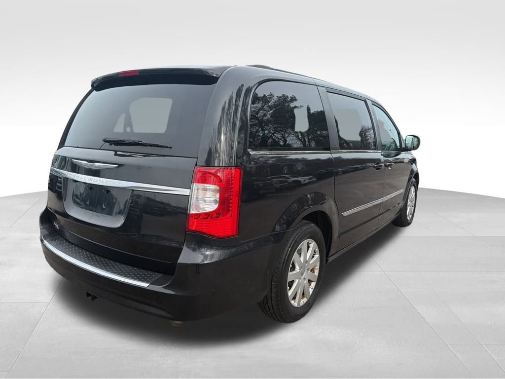 Used 2014 Chrysler Town & Country Touring image 5