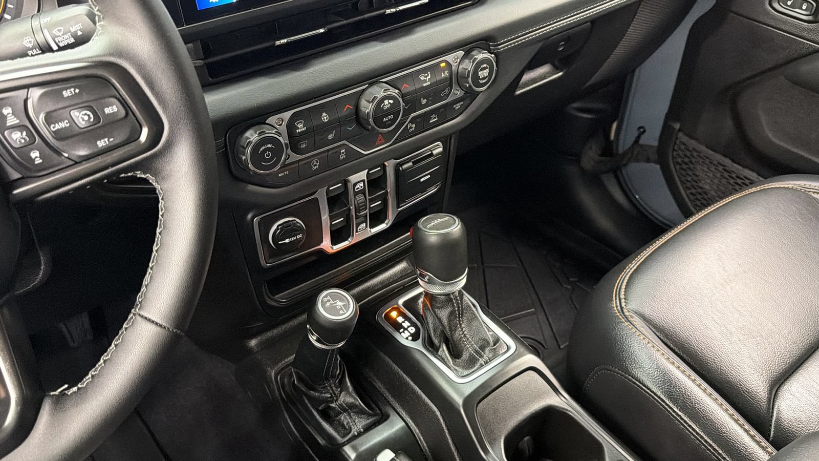 Used 2025 Jeep Gladiator Sport AWD/4WD image 32