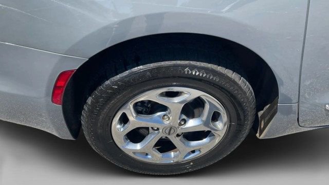 Used 2021 Chrysler Pacifica Limited w/ Premium & Safety Sphere Group AWD/4WD image 8