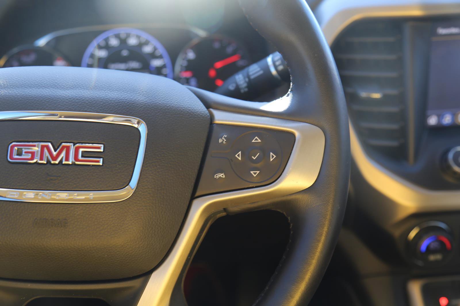 Used 2021 GMC Acadia Denali image 12