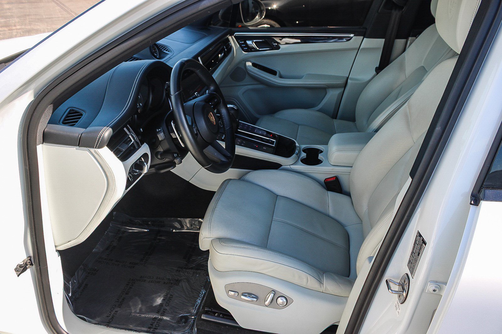 Used 2023 Porsche Macan Turbo AWD/4WD image 18