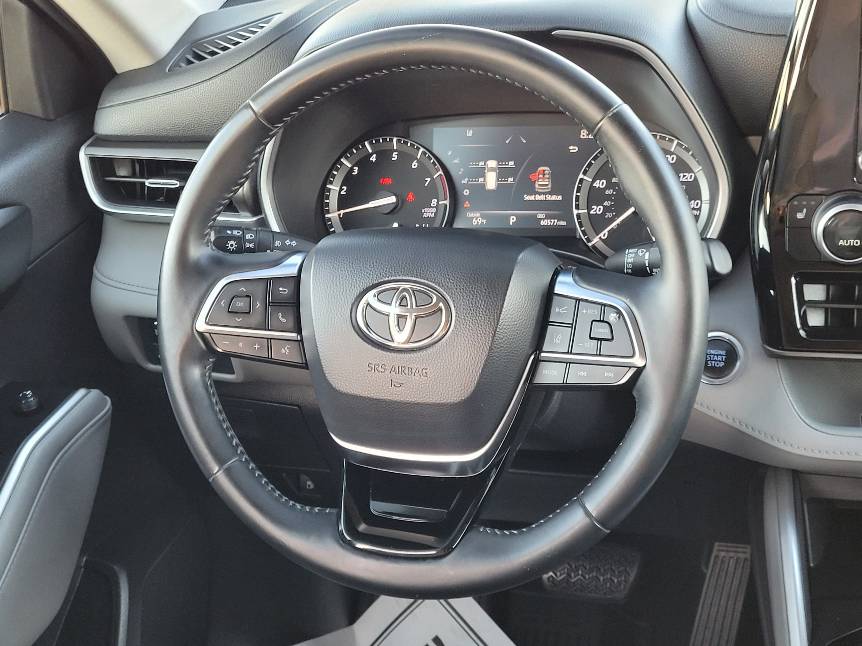 Used 2020 Toyota Highlander XLE AWD/4WD image 10