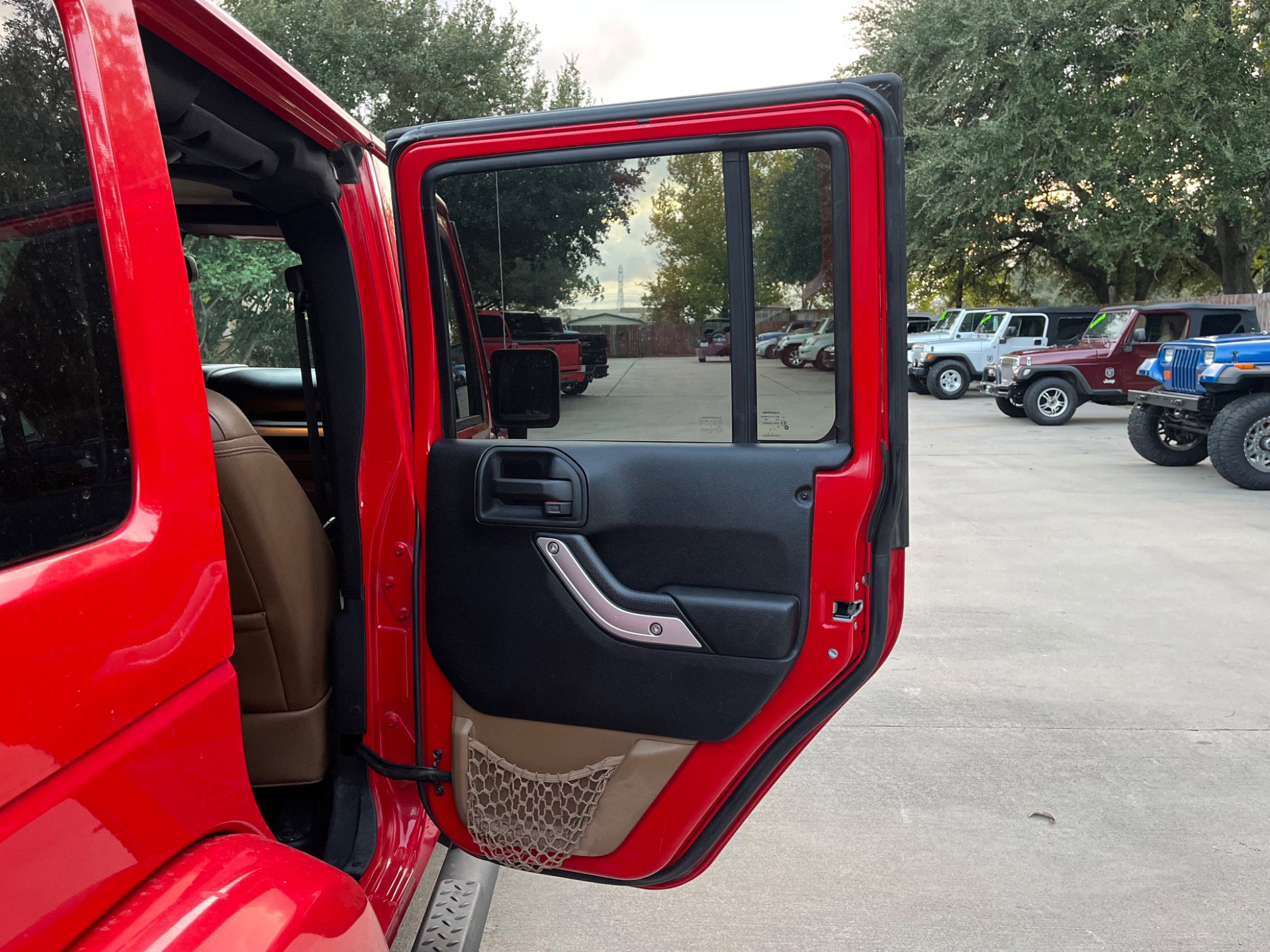 Used 2013 Jeep Wrangler Unlimited Rubicon image 40