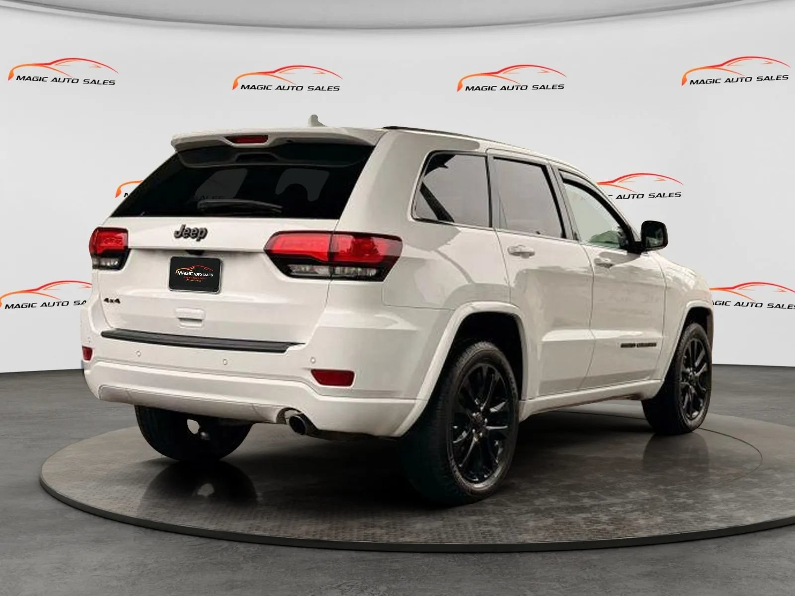 Used 2020 Jeep Grand Cherokee Altitude AWD/4WD image 7