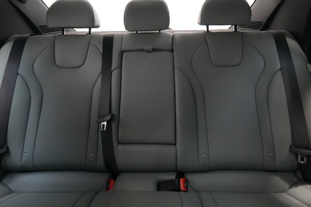 Certified 2025 Hyundai Elantra Limited FWD image 30