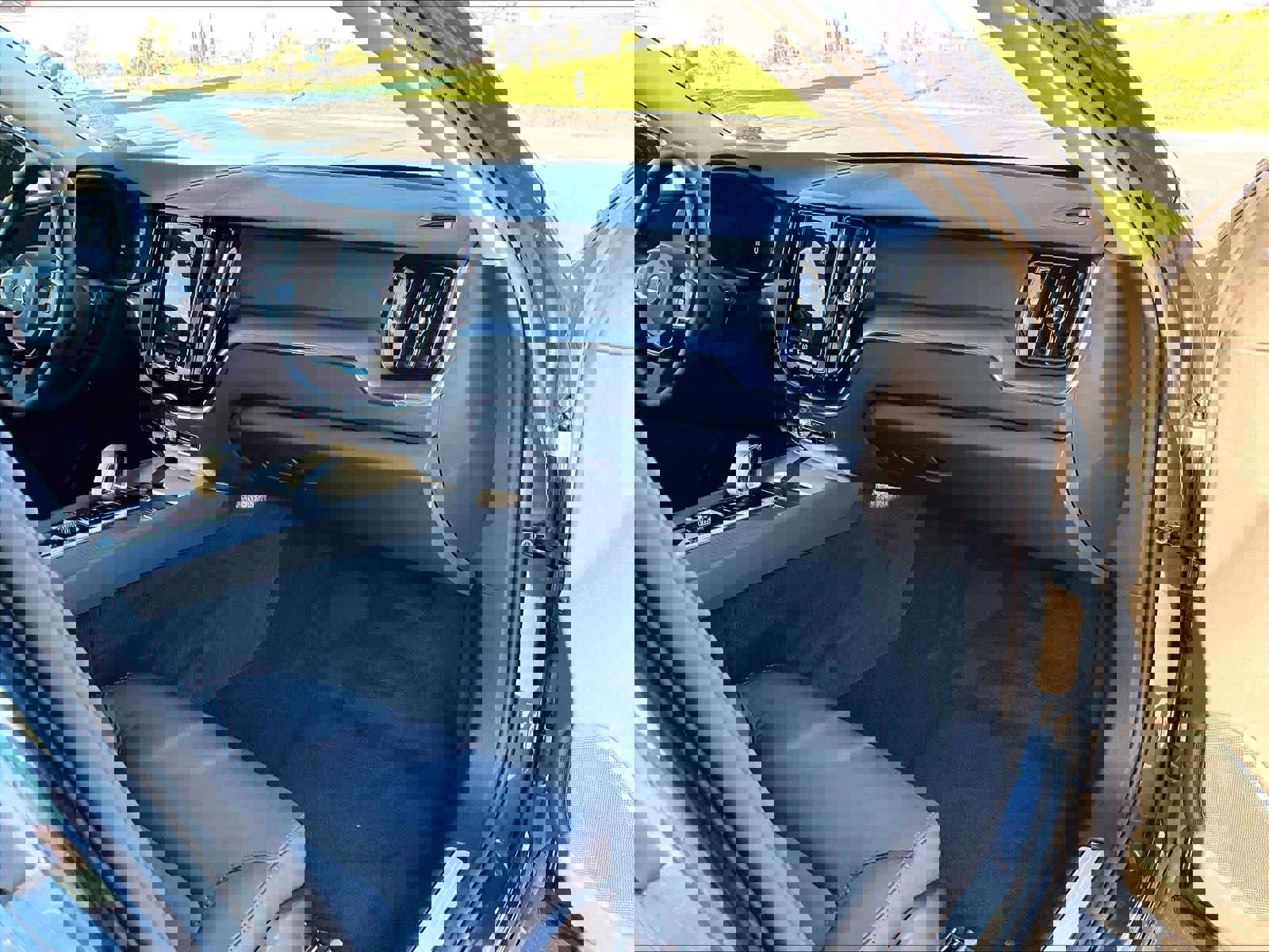 Used 2025 Volvo XC60 B5 Core image 19