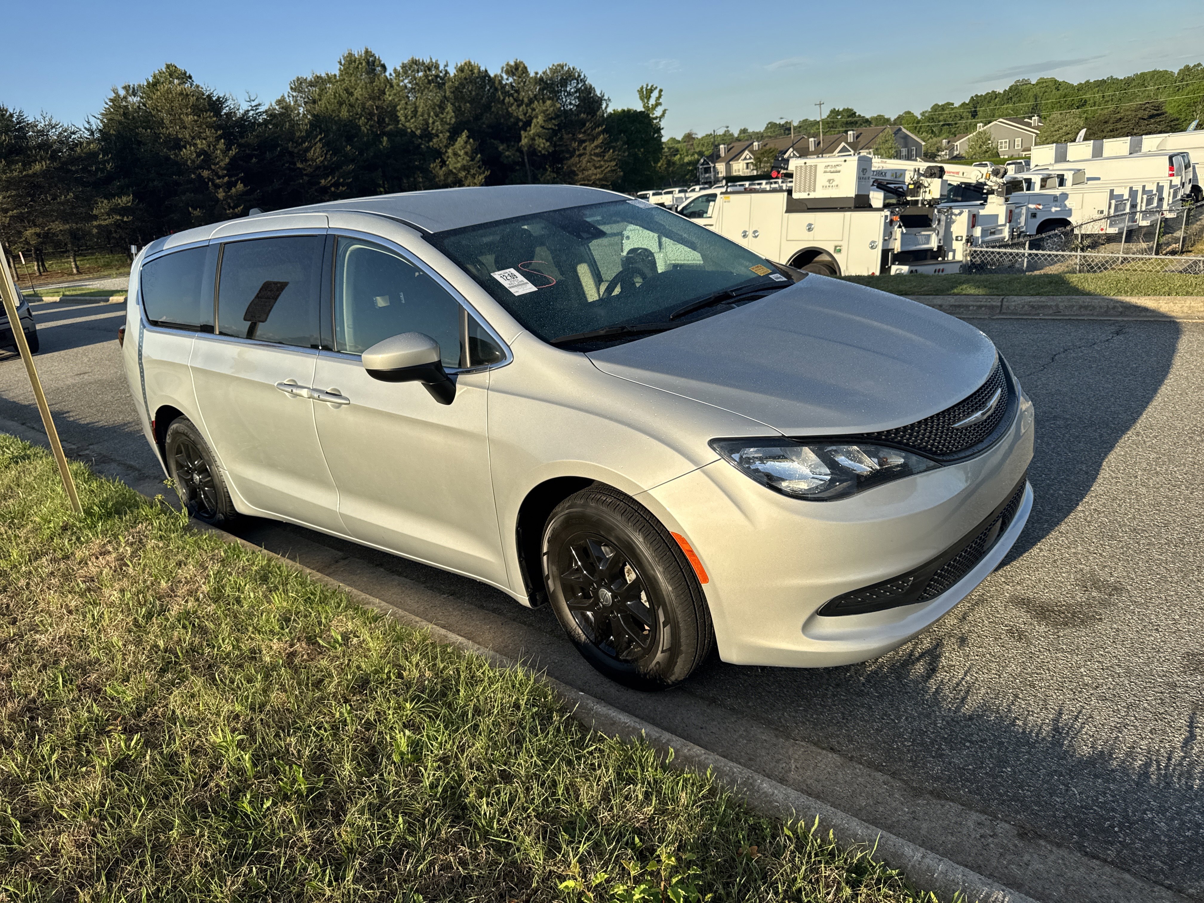 Used 2023 Chrysler Voyager LX image 2