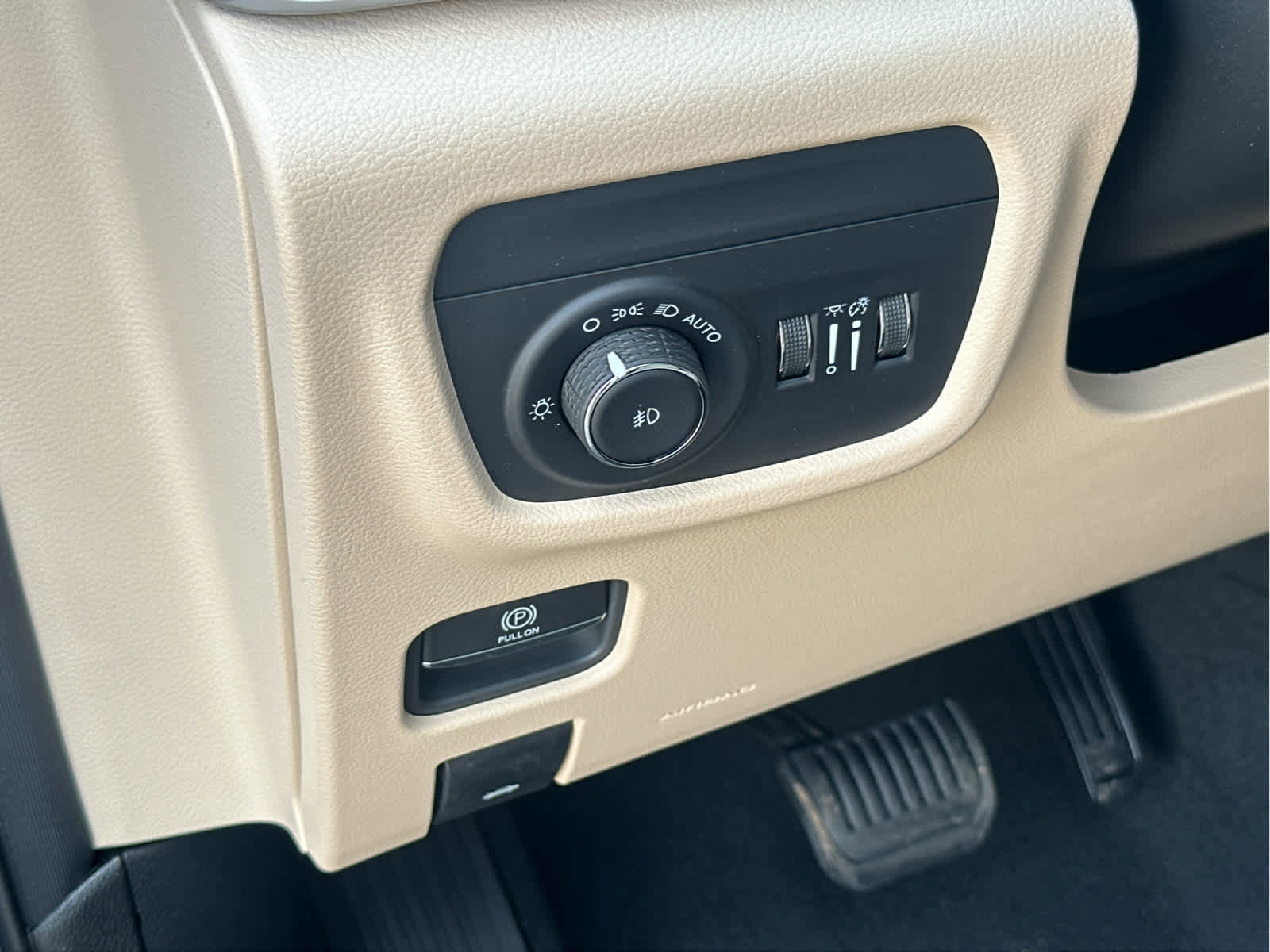 New 2025 Jeep Grand Cherokee Limited w/ Luxury Tech Group II image 32