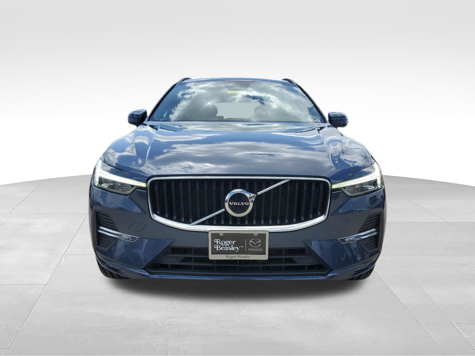 Used 2022 Volvo XC60 B5 Momentum w/ Protection Package Premier FWD image 2