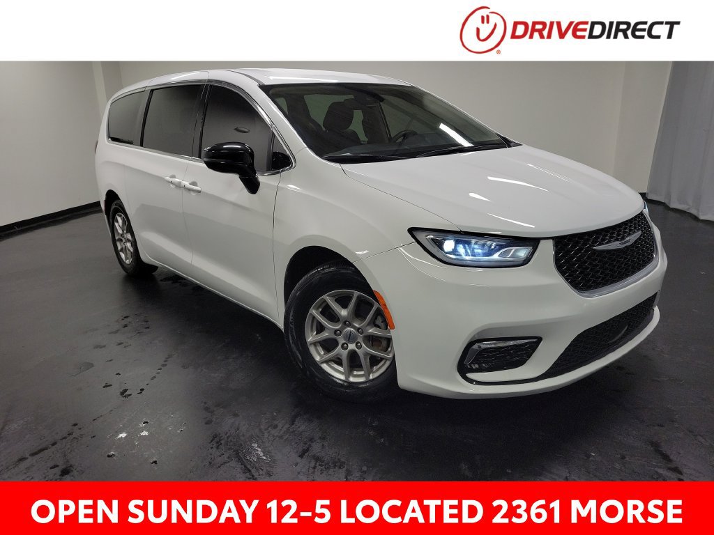 Used 2024 Chrysler Pacifica Touring-L FWD image 1
