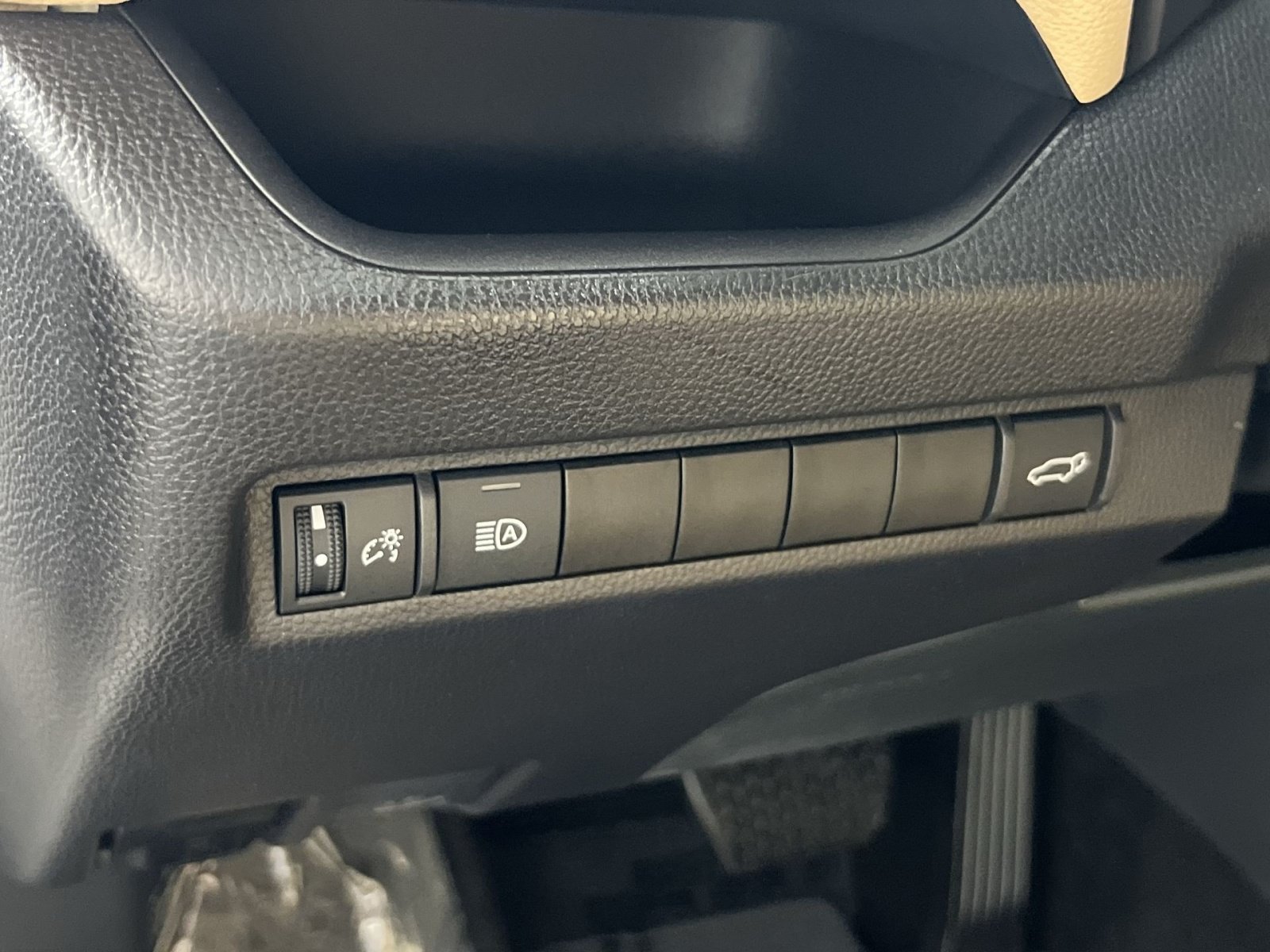 Used 2025 Toyota RAV4 XLE w/ Convenience Package FWD image 31