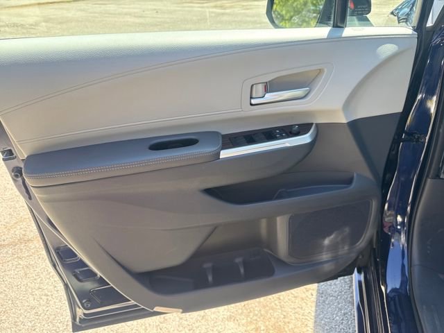 Used 2022 Toyota Sienna XLE w/ XLE Plus Package image 12