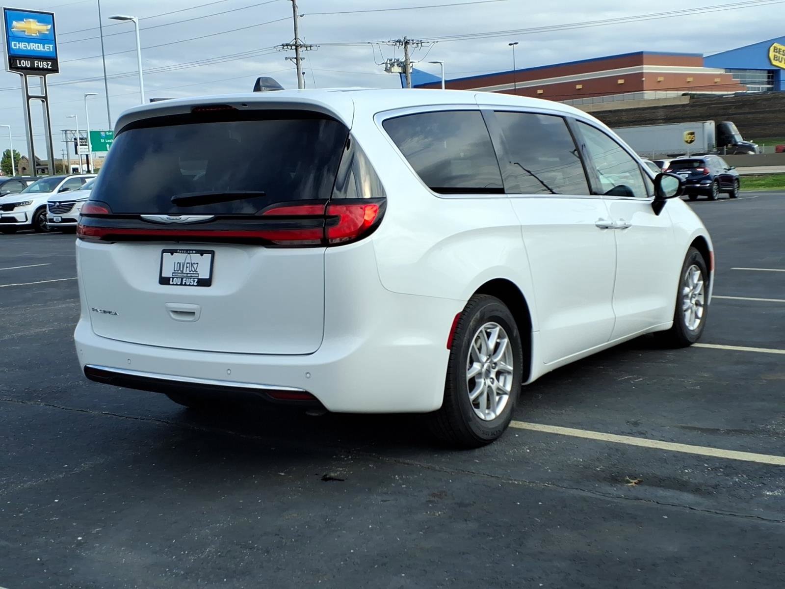 Used 2024 Chrysler Pacifica Touring-L image 28