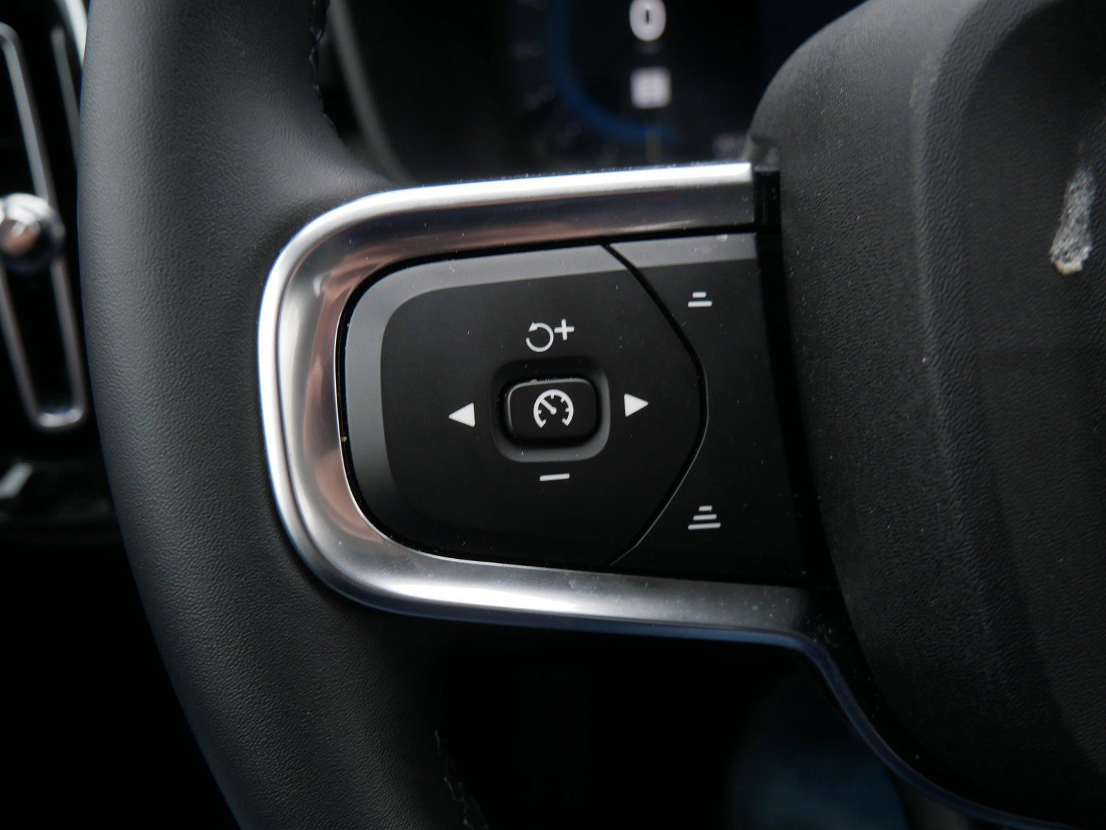 Certified 2025 Volvo XC40 B5 Plus image 23