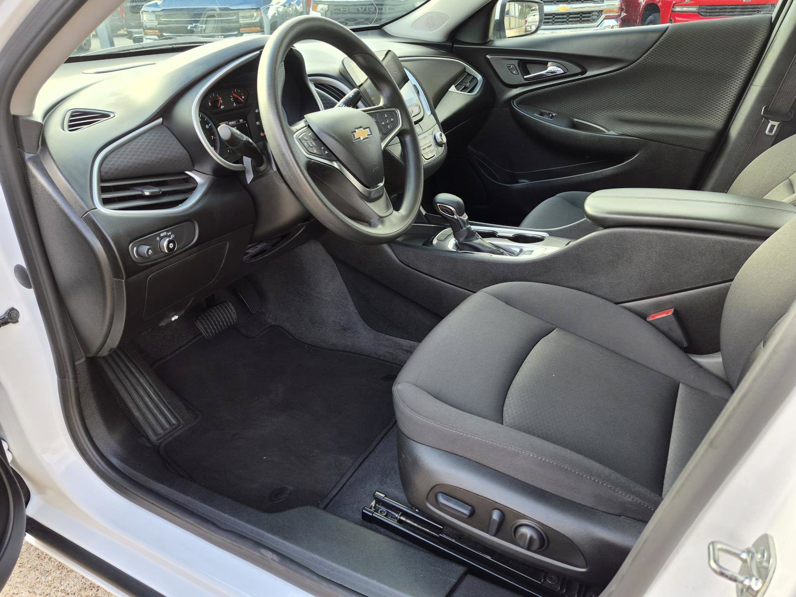 Used 2025 Chevrolet Malibu LT FWD image 2