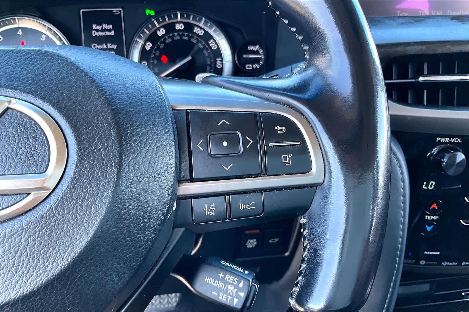 Used 2021 Lexus LX 570 4WD w/ Luxury Package image 22