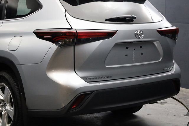 Used 2024 Toyota Highlander LE image 7