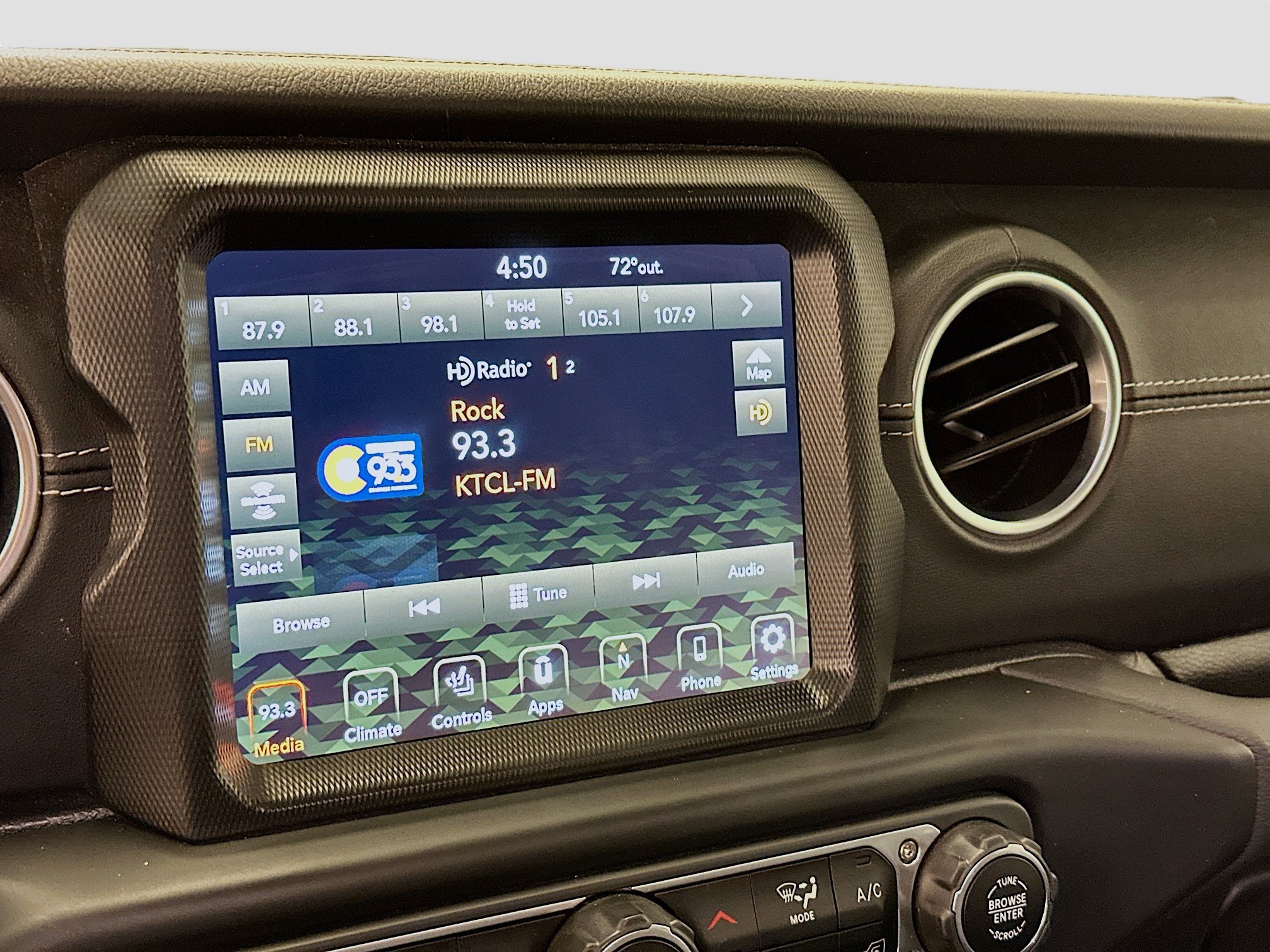 Used 2023 Jeep Wrangler Sahara w/ Cold Weather Group image 21