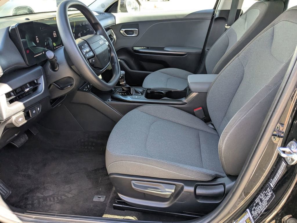 Used 2025 Kia K4 LXS image 11