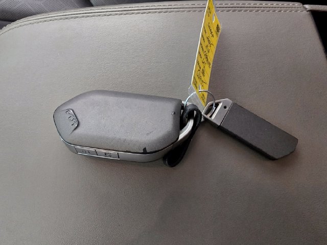 Used 2025 Kia Carnival FWD image 30