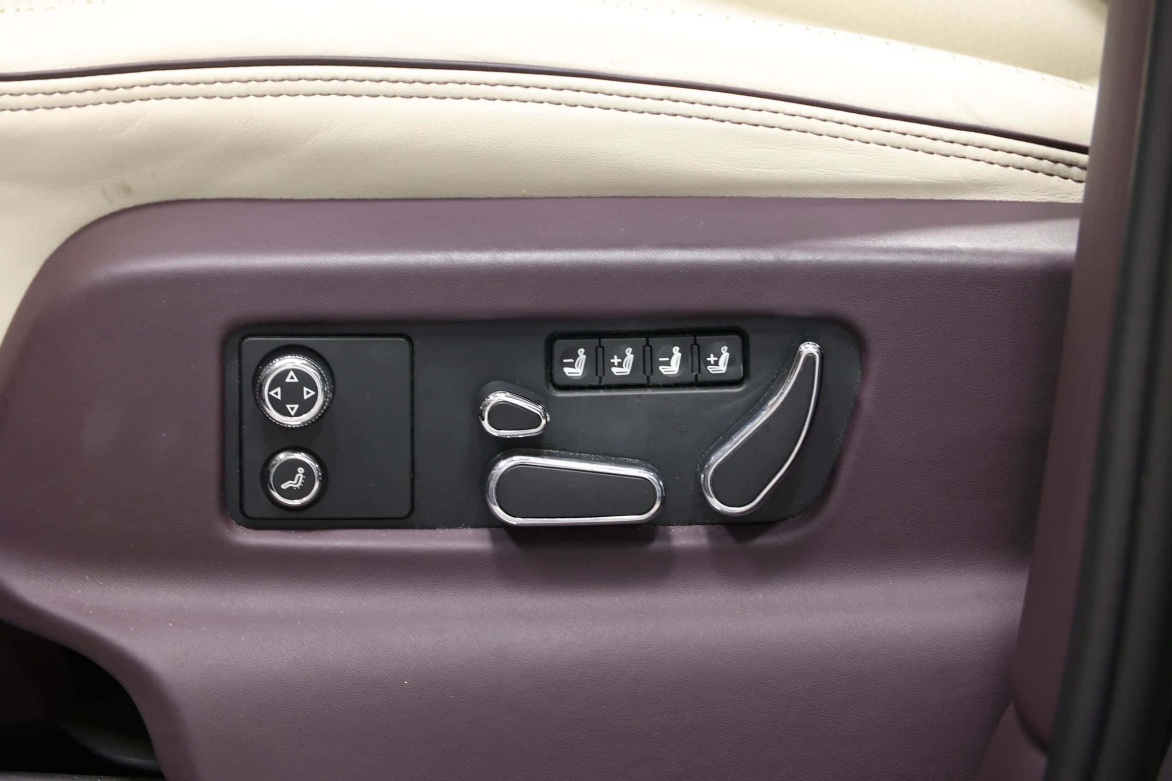 Used 2023 Bentley Bentayga Extended Wheelbase AWD/4WD image 18
