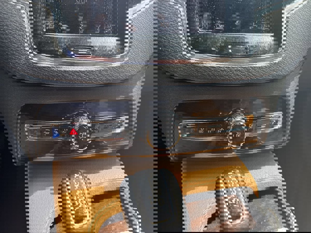 Used 2016 Volvo XC90 T6 Momentum w/ Momentum Plus Package AWD/4WD image 9