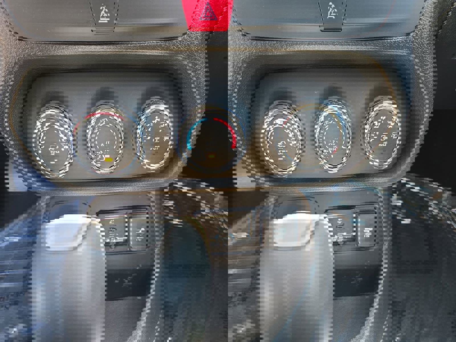 Used 2017 Jeep Renegade Latitude AWD/4WD image 23