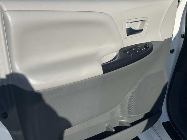 Used 2020 Toyota Sienna LE w/ Carpet Mat Package image 16