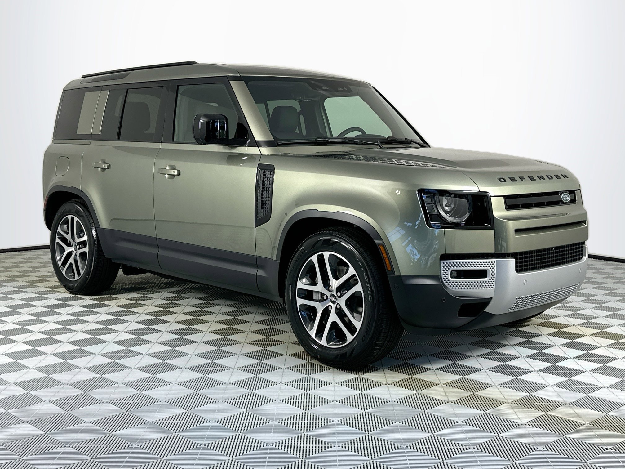Used 2025 Land Rover Defender 110 S image 3
