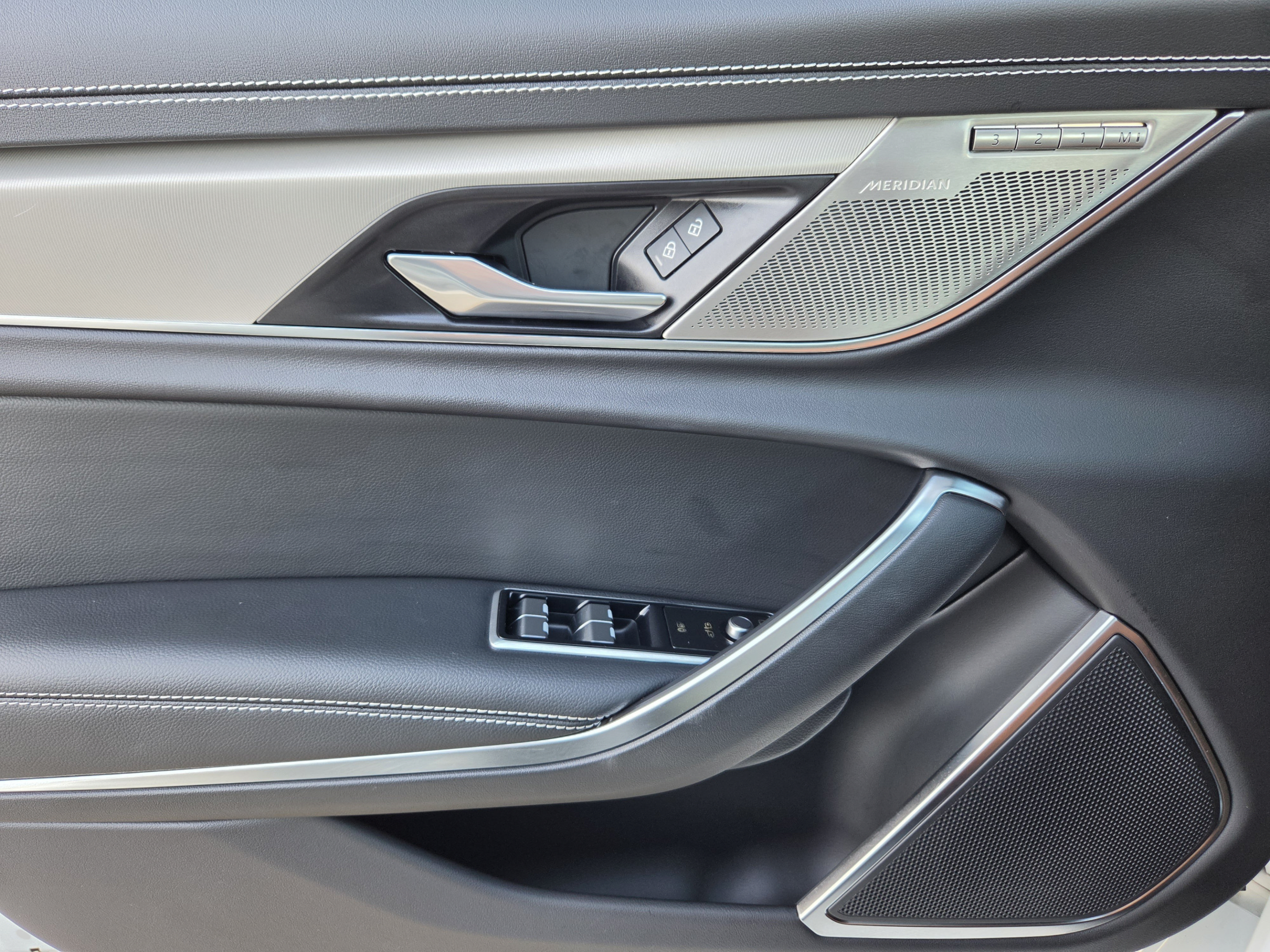 Certified 2024 Jaguar XF R-Dynamic SE AWD/4WD image 19