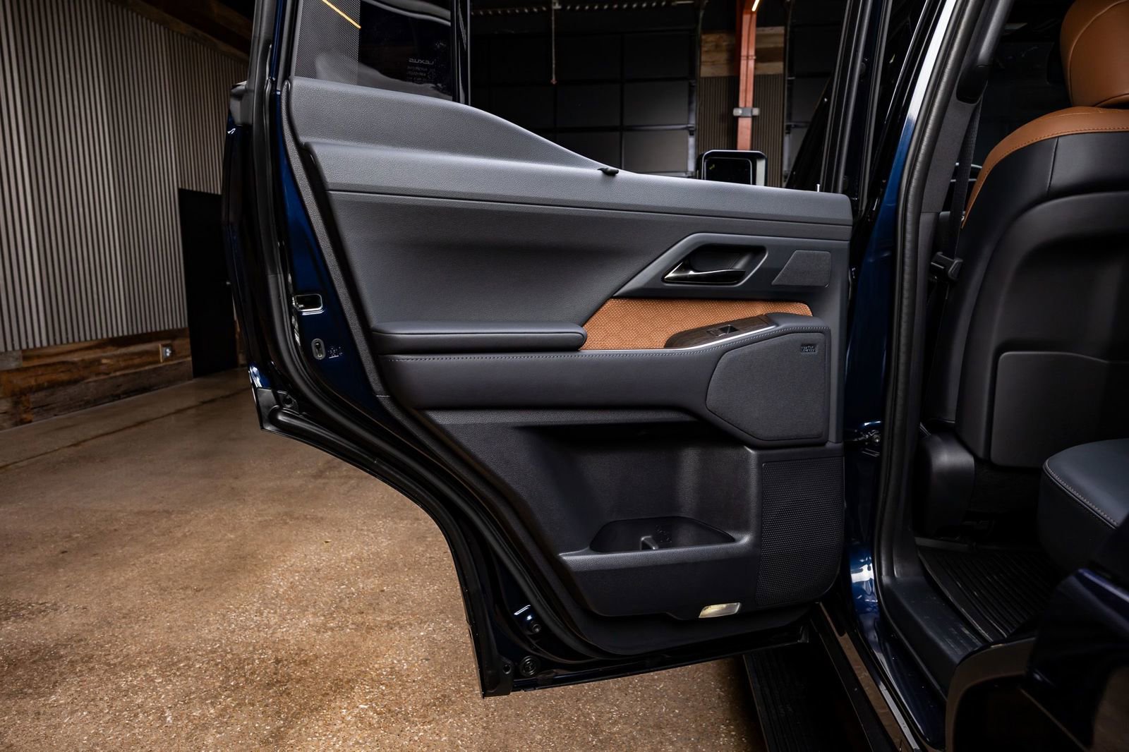 Used 2025 Lexus GX 550 w/ Accessory Package (2T) image 39