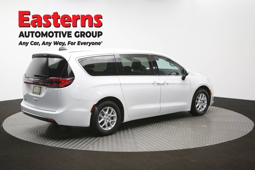 Used 2023 Chrysler Pacifica Touring-L FWD image 43