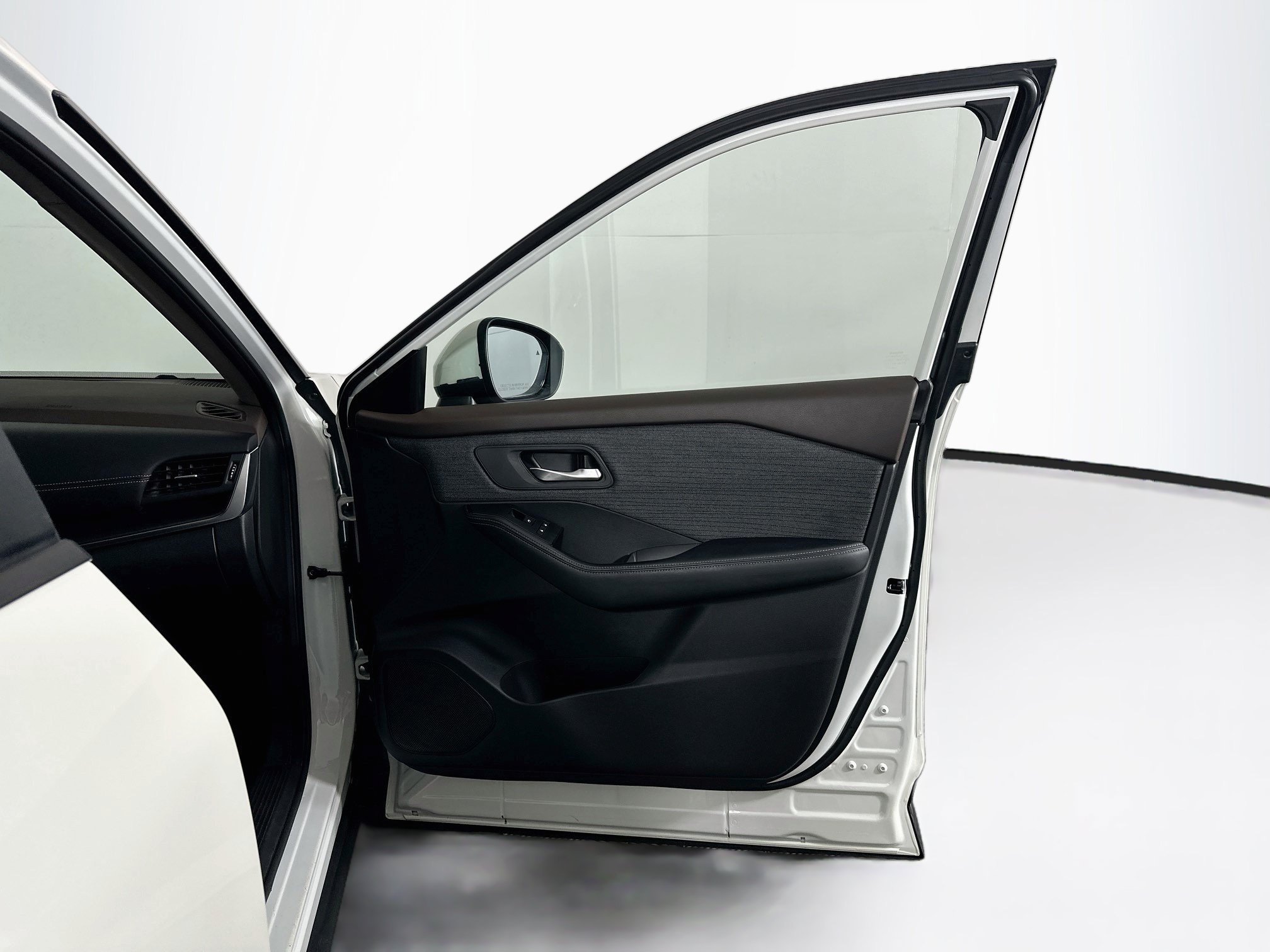 Used 2023 Nissan Rogue SV FWD image 30
