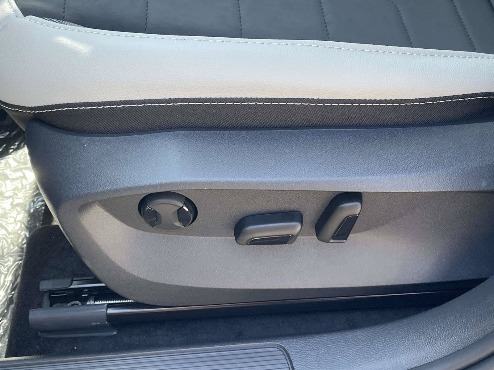 New 2026 Volkswagen Taos SE FWD image 18