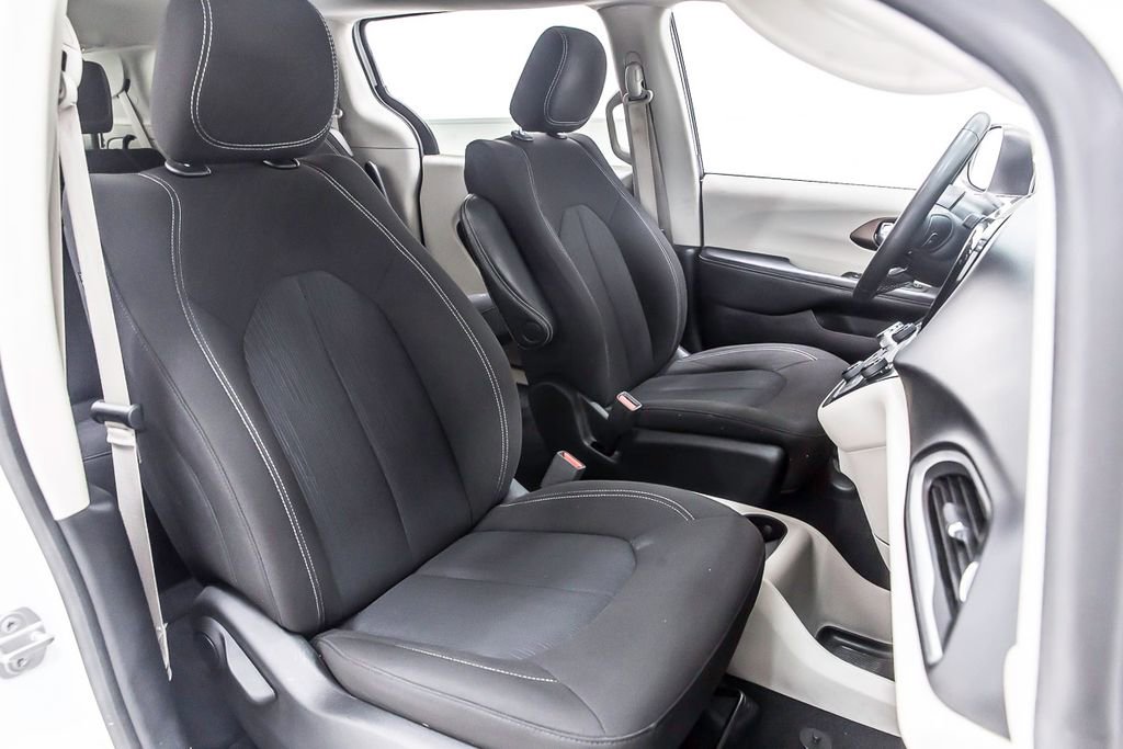 Used 2022 Chrysler Voyager LX image 32