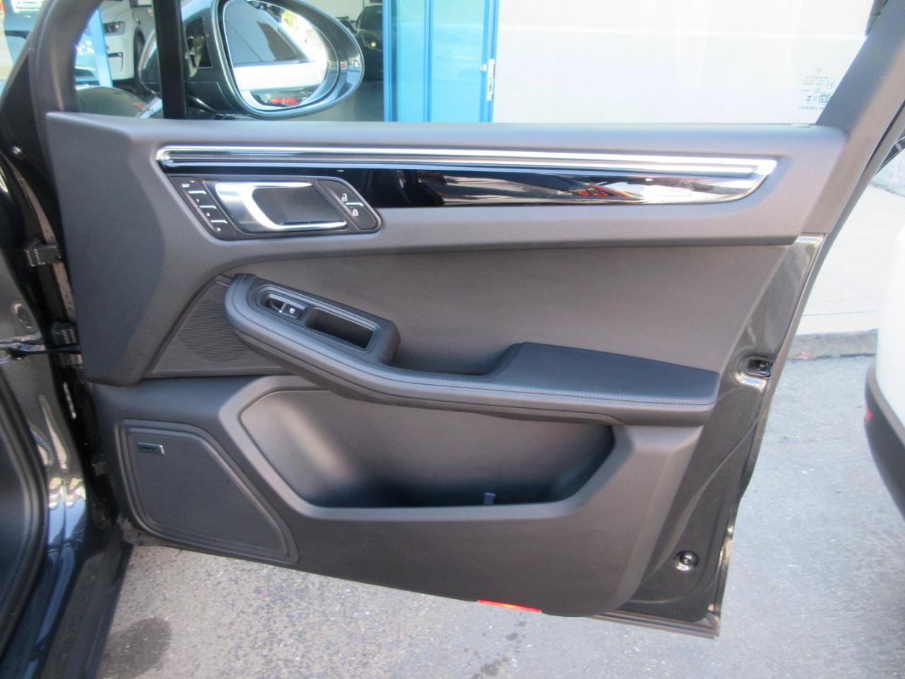 Used 2025 Porsche Macan w/ Premium Package Plus AWD/4WD image 22