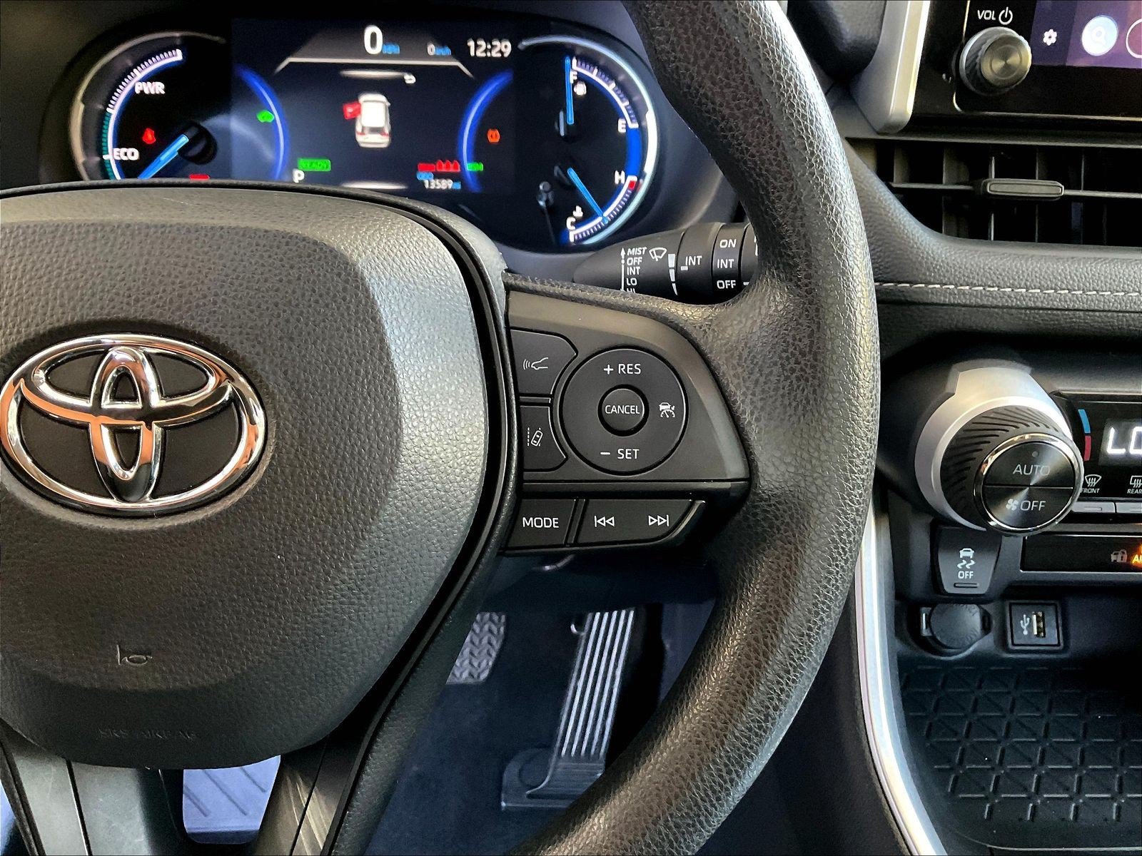 Used 2025 Toyota RAV4 XLE AWD/4WD image 12