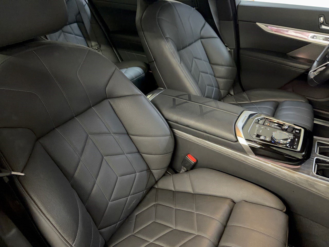 Certified 2025 BMW 750e xDrive AWD/4WD image 30