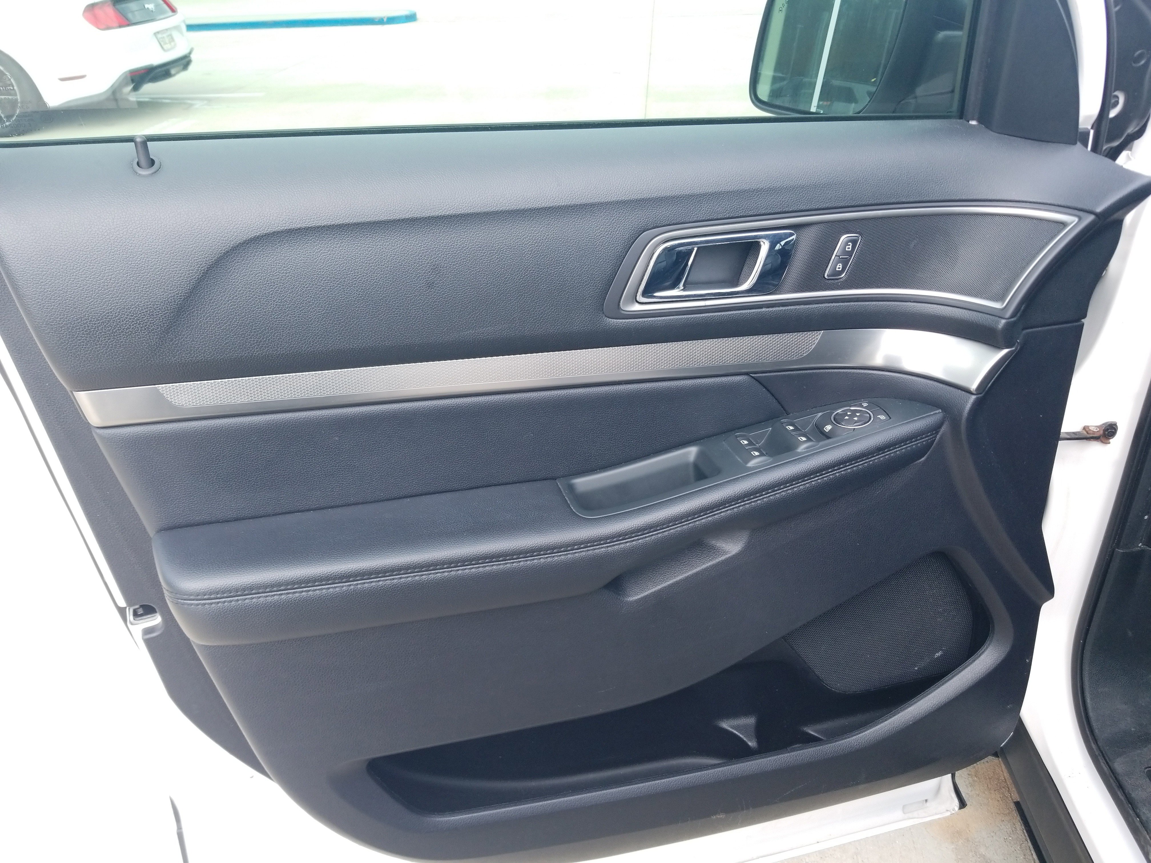 Used 2019 Ford Explorer XLT w/ Equipment Group 201A FWD image 9