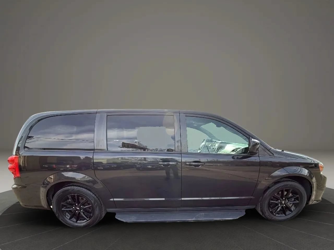 Used 2020 Dodge Grand Caravan GT FWD image 4