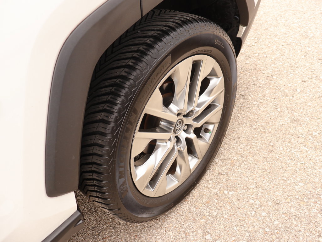 Used 2020 Toyota RAV4 XLE Premium FWD image 46