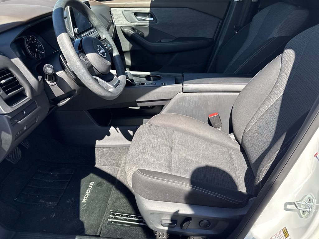 Used 2023 Nissan Rogue SV image 9